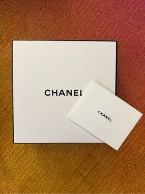 CHANEL Luxury White Gift Box Classic Logo!Perfect for medium size gifts! LUXURY